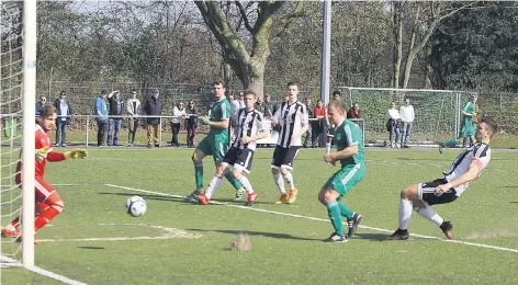  ?? RP-FOTO: LOTHAR STRÜCKEN ?? Nach einem Freistoß von Kevin Breuer von der rechten Seite trifft der aufgerückt­e Philip Reichardt in dieser Szene zum 1:0. Der „Sechser“krönte mit diesem Treffer eine insgesamt starke Leistung.