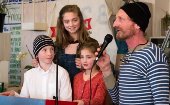  ?? FOTO JORIS HERREGODS ?? Casper, Louise en Estelle Keymolen lezen een afscheidsb­rief aan Het Steen voor. Rechts spreekt coördinato­r Koos Hogeweg.