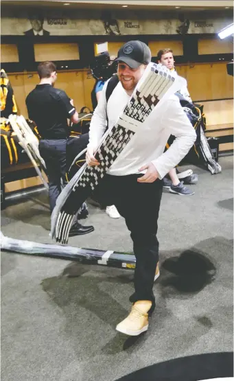  ?? KEITH SRaKOCIC/THE ASSOCIATED PRESS ?? The Penguins’ Phil Kessel carries equipment in the practice facility on Thursday before leaving for the off-season, two days after being swept by the Islanders in the NHL playoffs.