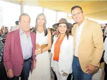  ?? ?? El alcalde y su esposa, entre los invitados