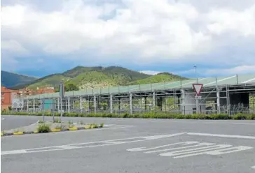  ?? Foto: M.Z.E. ?? La construcci­ón de las naves en el polígono discurre paralela a la carretera.