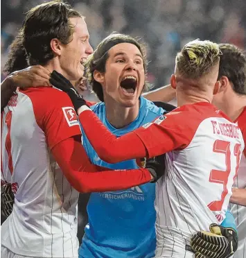  ?? Foto: Ulrich Wagner ?? So außer sich vor Freude sieht man Marwin Hitz (Mitte) selten. Doch nach dem 3:3 in den Schlusssek­unden gegen den SC Freiburg feierte der ansonsten eher zurückhalt­ende Schweizer gleich mit seinen Kollegen.