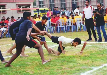  ?? Virendra Saklani/Gulf News ?? Indian High School and Elite English school teams battle it out during the inaugural match of Kabaddi League 2, which is being held as part of the 30-day Dubai Fitness Challenge.