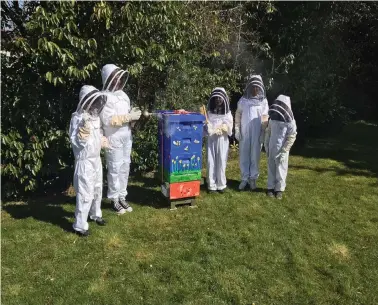  ??  ?? Garrowhill Primary pupils with their newly painted beehive