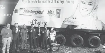  ??  ?? Julaihi (centre), Liang (third right), Azrin (second right) and others before a screen portraying a Halagel Product after the launch.