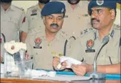  ??  ?? Ludhiana police commission­er RN Dhoke (right) shows the murder weapon and other items recovered from the accused, during a press conference on Saturday. HT PHOTO