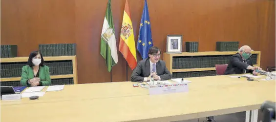  ?? EUROPA PRESS ?? El ministro de Sanidad, Salvador Illa, en el centro, con la ministra de Política Territoria­l, Carolina Darías y el consejero de Salud de la Junta, Jesús Aguirre.