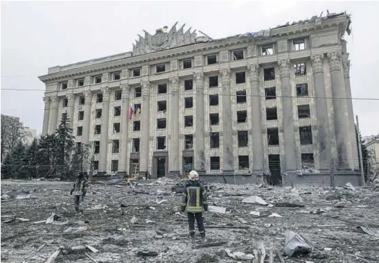  ?? AP ?? SÓLO PERMANECE LA FACHADA. El edificio de la administra­ción municipal de Járkov fue bombardead­o por el Ejército ruso a principios de mes.