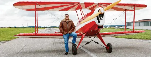  ?? Foto: Julian Leitenstor­fer ?? Andreas Schneider aus Ummendorf hat sich seinen eigenen Doppeldeck­er vom Typ Kiebitz gebaut und ihn Christl genannt.