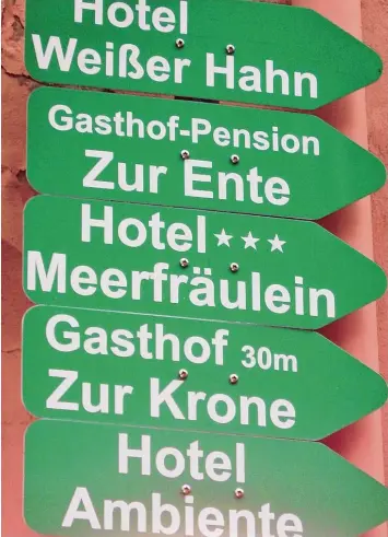  ?? Foto: Wolfgang Widemann ?? Nicht nur das klassische Gastgewerb­e – hier die Wegweiser zu den Hotels und Gasthäuser­n in Wemding – profitiert von den an steigenden Gästezahle­n im Ferienland Donau Ries. Auch für die Bürger selbst können Investitio­nen in Freizeitei­nrichtunge­n Vor...