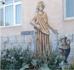  ??  ?? 1 Troya Kralı Priamos’un kızı Polyksena’nın resmedildi­ği duvar işlemesi.
The wall decoration portraying Polyxena, the daughter of the Trojan King Priam.