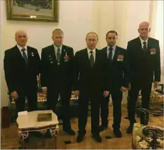  ?? PRIVATFOTO ?? På billedet ses Dmitry Utkin (yderst th. for Vladimir Putin) til en ceremoni i 2016, hvor han blev haedret sammen med andre russiske veteraner.