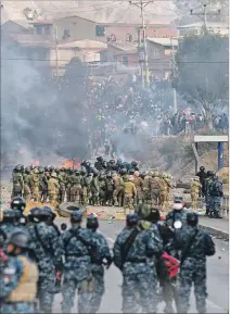  ?? JORGE ABREGO / EFE ?? Cochabamba. Los militares intentan contener el paso de manifestan­tes.