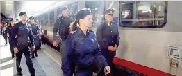  ??  ?? Italienisc­he und österreich­ische Polizisten auf Streife