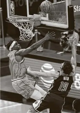  ?? Yi-Chin Lee / Staff photograph­er ?? Rockets forward Danuel House Jr. tries to stop Wizards guard Raul Neto from scoring on Tuesday, when House played his first game since Jan. 2.