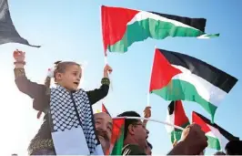  ??  ?? طفلة ترفع العلم الفلسطيني خلال تظاهرة مؤيدة لحقوق البدو في القدس المحتلة غضب داخلي (أ ف ب)