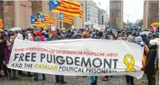  ?? Foto: Odd Andersen, afp ?? In Berlin forderten Demonstran­ten an Ostern die Freilassun­g des katalanisc­hen Se paratisten­führers Carles Puigdemont.