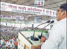  ?? HT PHOTO ?? Leader of opposition Abhay Chautala addressing the gathering of at least 13,000 people in Ambala on Friday. All of them were temporaril­y detained by the local administra­tion.