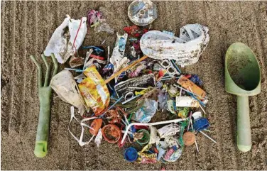  ??  ?? Des détritus récoltés sur la plage de Vidy. La Suisse produit trois fois plus de déchets plastique par habitant que la moyenne européenne.