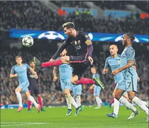  ?? FOTO: GETTY IMAGES ?? Todos pendientes de Messi El argentino marcó en Manchester antes de la remontada