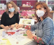  ?? FOTOS: KAREN ANNEMAIER ?? Annette Härle und Simone Bentele (rechts) spielen in der Chocolater­ie Maya eine Runde mit ihrem Schokospie­l.