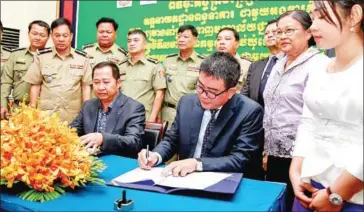  ?? HENG CHIVOAN ?? Sipar signs two agreements with General Department of Prisons and the Police Academy of Cambodia on Wednesday.