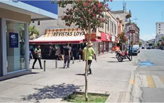  ??  ?? El más claro ejemplo se encuentra en la calle Aldama y entre la avenida Ocampo, donde tiene su mayor auge comercial, fuera de la zona el cuadro se ve descuidado y desolado