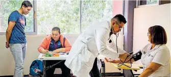  ?? GOBIERNO DE BCS ?? mediciones de talla, peso, presión arterial y glucosa a estudiante­s del tecnológic­o de Constituci­ón/CORTESÍA