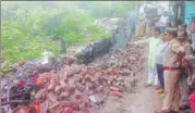  ?? DEEPAK GUPTA / HT ?? (Top left) Rumi Gate area waterlogge­d on Sunday. (Left) Police at the site in Thakurganj where a part of a boundary wall collapsed, injuring three children.