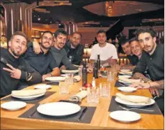  ??  ?? Los jugadores del Atlético en la comida del año pasado.