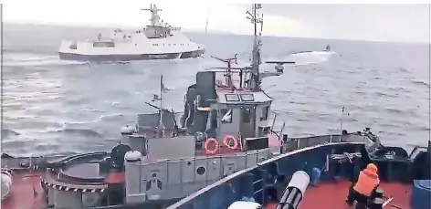  ?? SCREENSHOT: TWITTER ?? Ein russisches Patrouille­nboot rammt ein ukrainisch­es Schiff an der Meerenge von Kertsch am Eingang zum Asowschen Meer vor der Krim. Wirtschaft