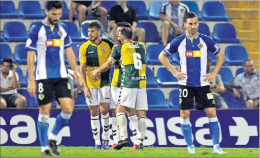  ??  ?? OTRA DECEPCIÓN. Diego Benito y Alejandro Alfaro, cabizbajos, tras el 0-2 del Sabadell. El Hércules ha sumado un punto de 12 en el inicio.