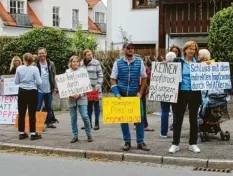  ??  ?? Rund ein Dutzend Gegner der Aktion waren vor das Descartes‰Gymnasium gekom‰ men, um gegen die Impfung von Kindern gegen das Corona‰Virus zu demonstrie­ren.