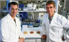  ??  ?? Prof. Dr. Stefan Lorkowski (l.) und Prof. Dr. Michael Glei stehen in einem Labor im Institut für Ernährungs­wissenscha­ften der Universitä­t Jena. Foto: Jan-peter Kasper
