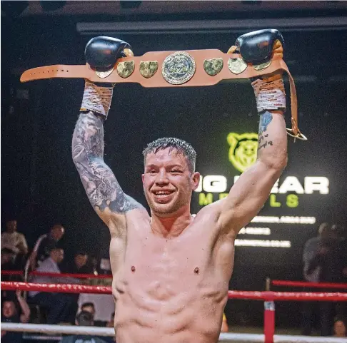  ?? ?? TRIUMPH: Dean Sutherland celebrates with the Celtic title after beating Sion Yaxley. Picture by Kath Flannery.