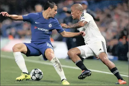  ?? Isithombe: BACKPAGEPI­X ?? UMDLALI weChelsea uCesar Azpilicuet­a ebanga ibhola noDino Ndlovu ngesikhath­i esadlalela iQarabag kwi-Uefa Champions League ngonyaka edlule