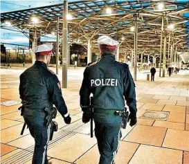  ??  ?? Aktuell hat Österreich­s Polizei 29.000 Planstelle­n, in den nächsten drei Jahren geht jeder neunte Polizist in Pension.