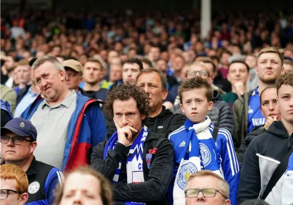  ?? FOTO: ZAC GOODWIN/TT-AP ?? ■
Hur ska det här sluta? Leicesters supportrar har all anledning att vara oroliga. Klubben riskerar att åka ur Premier League.