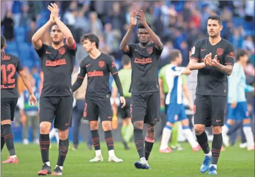  ??  ?? Koke, Thomas y Vitolo agradecen el apoyo a la afición atlética desplazada al RCDE Stadium para el partido contra el Espanyol.