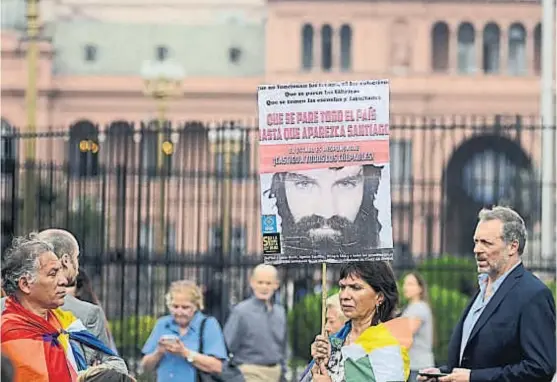  ?? (TÉLAM) ?? Marcha. Un reducido grupo de militantes de izquierda protestó ayer en Plaza de Mayo. Hoy hará su ronda de los jueves Madres de Plaza de Mayo.