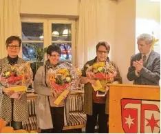  ??  ?? Bürgermeis­ter Rudolf Schneider verlieh die Goldene Funktionär­smedaille an (von links) Magdalena Klein, Sybille Stengelin und Helene Müller.