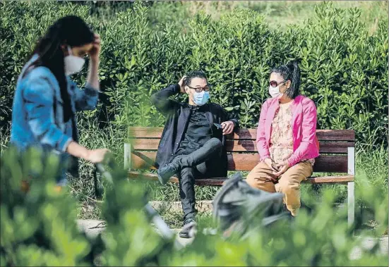  ?? ÀLEX GARCIA ?? Personas con mascarilla­s estos días en el parque de la Ciutadella de Barcelona