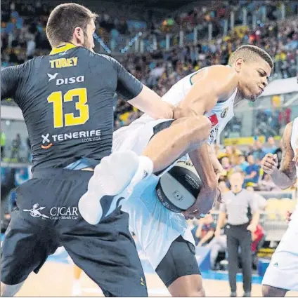  ?? FOTO: EFE ?? Walter Tavares atrapa un balón ante Mike Tobey en una posición acrobática. El Real madrid fue de menos a más ante Iberostar