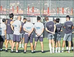  ?? FOTO: FCB ?? Charla previa antes de las sesiones de entrenamie­nto