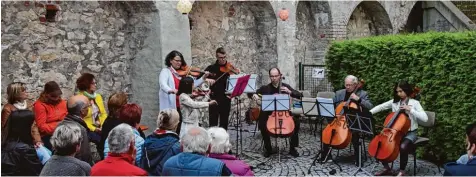  ?? Foto: Gisela Ott ?? Die Musiker fanden bei ihrem Auftritt Schutz an der Stadtmauer. Sie spielten Stücke von abendländi­scher Volksmusik bis zur Feuerwerks­musik.