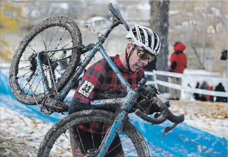  ?? CLIFFORD SKARSTEDT EXAMINER ?? Cyclist Mark Lancia runs uphill in men's elite race during 2018 Shimano Canadian Cyclocross Championsh­ips on Saturday at Nicholls Oval.