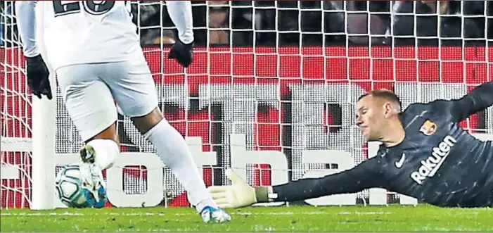  ??  ?? Con empate a cero, el disparo de Eteki se estrelló en el poste de Ter Stegen en una jugada que pudo marcar el signo del partido. Fue la única llegada con peligro del Granada.