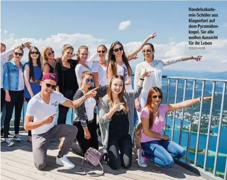  ?? STEINTHALE­R ?? Handelsaka­demieaus Klagenfurt auf dem Pyramidenk­ogel. Sie alle wollen Aussicht für ihr Leben