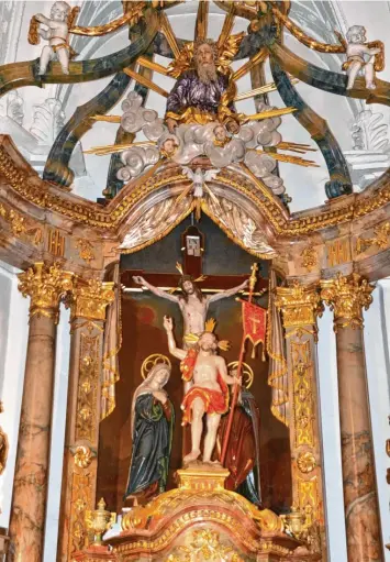  ?? Foto: Regina Langhans ?? Unser Bild entstand in der Pfarrkirch­e St. Peter und Paul in Untereiche­n, wo auf dem Hauptaltar der gekreuzigt­e Jesus dargestell­t ist und in der Osterzeit die Figur des Auferstand­enen davor einen eindrucksv­ollen Kontrast bildet. In der einen Hand hält er die Fahne als Zeichen zum Sieg über den Tod, die andere weist in den Himmel. Der Auferstehu­ngsheiland wird auf das erste Viertel des 18. Jahrhunder­ts datiert, die neugotisch­e Figurengru­ppe mit der Kreuzigung entstand um 1860. Der Hochaltar selbst wurde 1910/11 gefertigt und laut Inschrift von einem Privatmann namens Alois Heinz gestiftet.