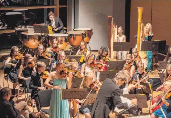  ?? FOTO: FRANK MÜLLER ?? Konzertmei­sterin Chiara Stadler (in der Mitte stehend) berührte mit ihrem zarten Spiel im bunt gemischten und anspruchsv­ollen Programm.